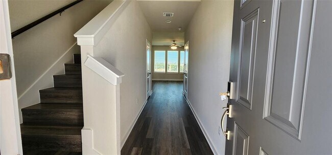 Building Photo - 2200 Delano Dr