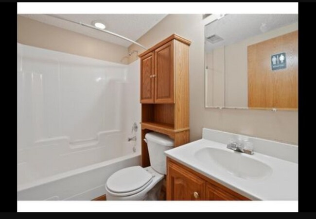 Foto del edificio - 1707 Hallmark Ave N