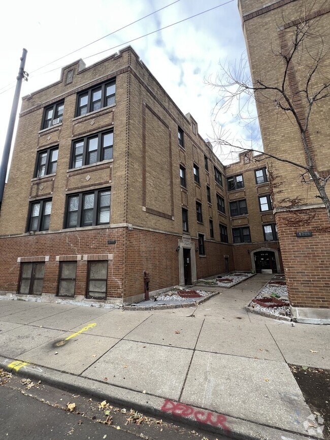 Building Photo - 1417 W Hutchinson St