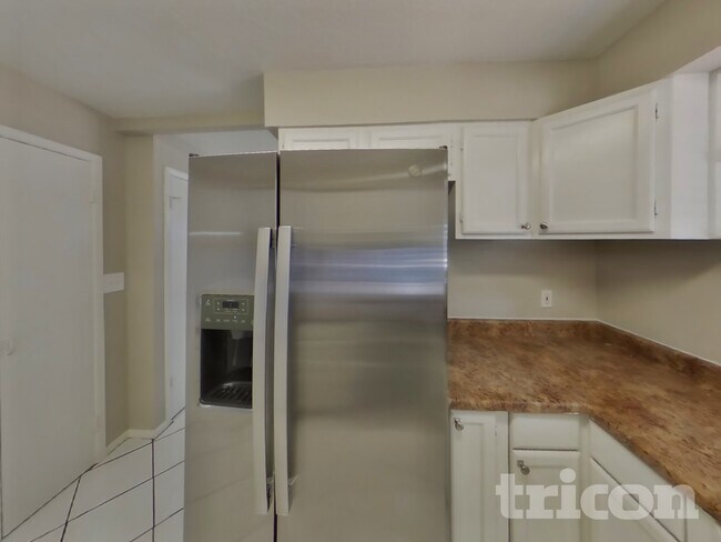 Foto del edificio - 7100 W Cheryl Dr