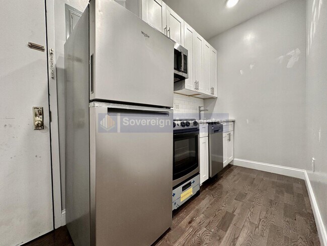 Foto del edificio - 184 Nagle Avenue