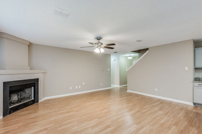 Building Photo - Updated 4BD, 2.5BA Home in Arlington with ...