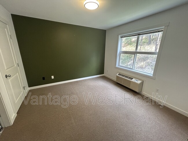 Photo du bâtiment - 1483-1483 Glenmore Rd N