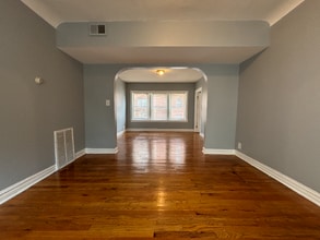 Building Photo - 439 E 111th Pl
