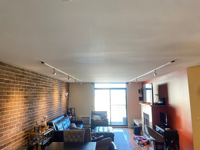 Building Photo - 3900 N Pine Grove Ave