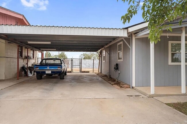 Building Photo - 824 Del Rio Dr