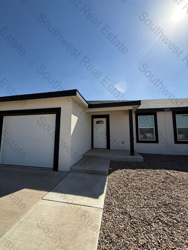 Building Photo - Brand New Duplex!