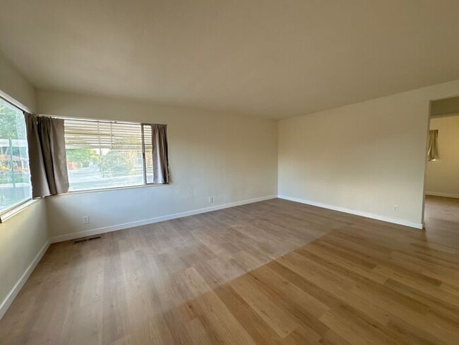 Building Photo - 2 bed / 1 bath - Available now!