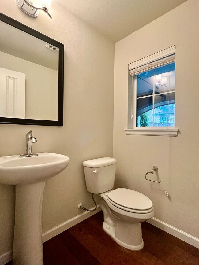 Foto del edificio - Spacious 5-Bedroom Home for Rent in Kenmore