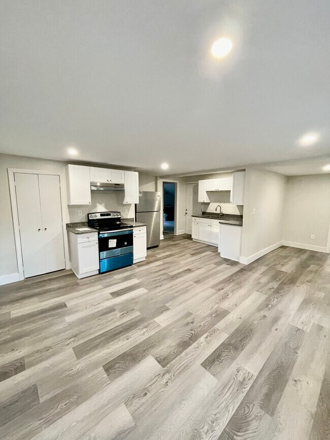 Building Photo - 16 Crompton St