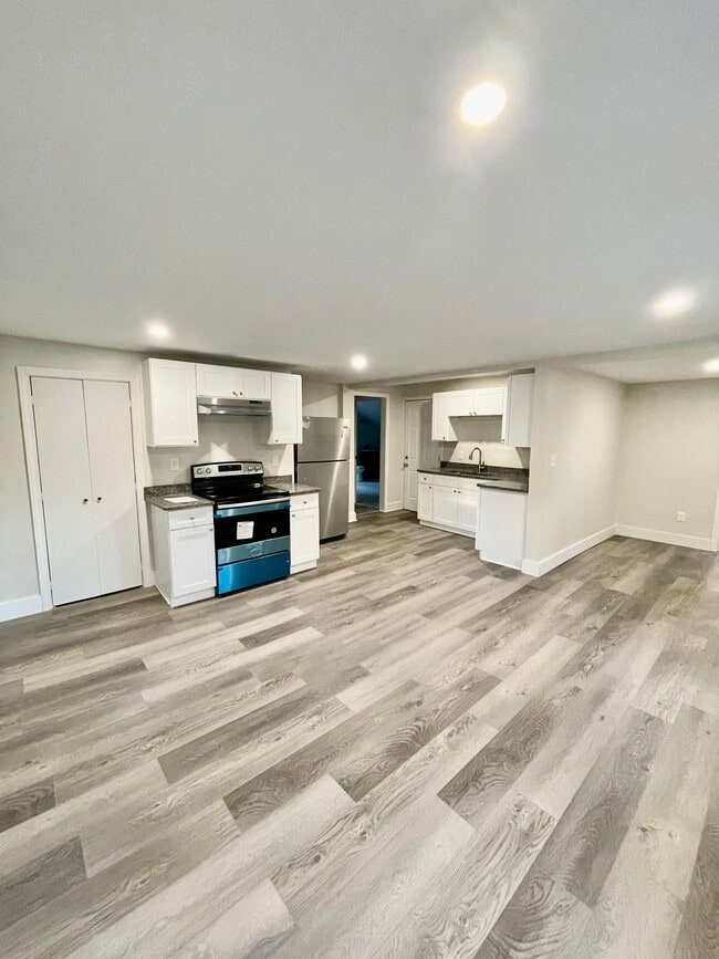 Building Photo - 16 Crompton St