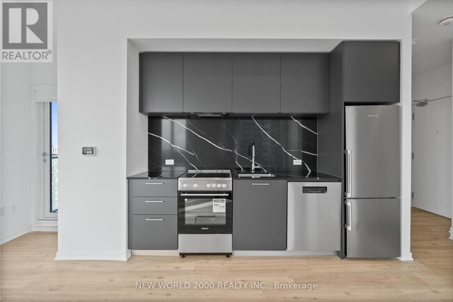 Building Photo - 101 Roehampton Ave