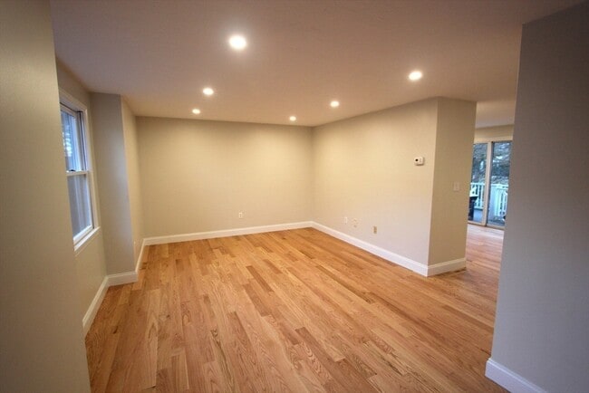 Building Photo - 4 Pinecrest Village