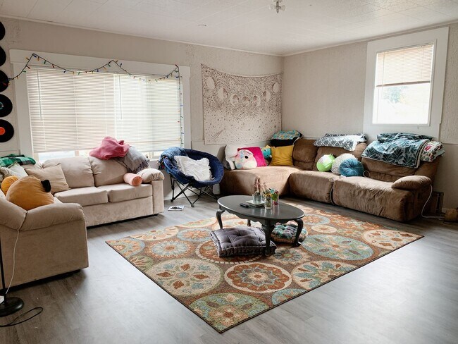 Foto del edificio - PRELEASING:  A 7+ bedroom/ 2 bath home in York Neighborhood!