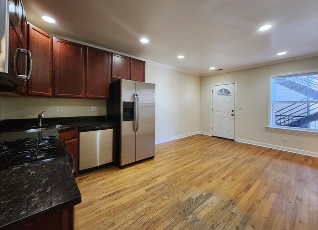 Building Photo - 2856 W Rosemont Ave