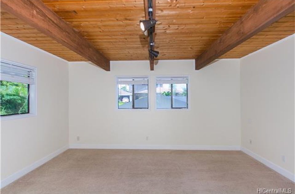 1st bedroom - 45 -912 Anoi Road