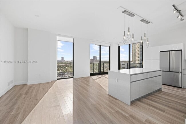 Foto del edificio - 101 Diplomat Pkwy