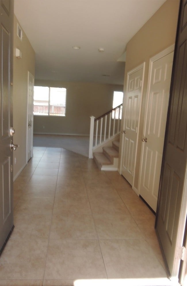 Building Photo - 5 BR 3 BR Hemet Home with Loft
