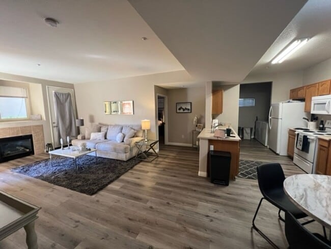 Building Photo - Beautiful 2 Bed/2Bath Lower Unit Condo with 1 Car Garage
