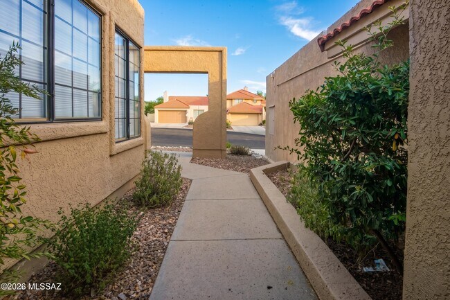 Foto del edificio - 321 E Fieldcrest Ln