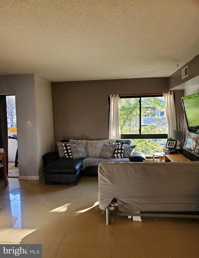Foto del edificio - 8607C Village Way
