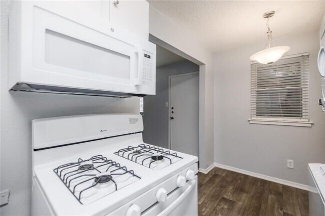 Foto del edificio - 2401 Manor Rd