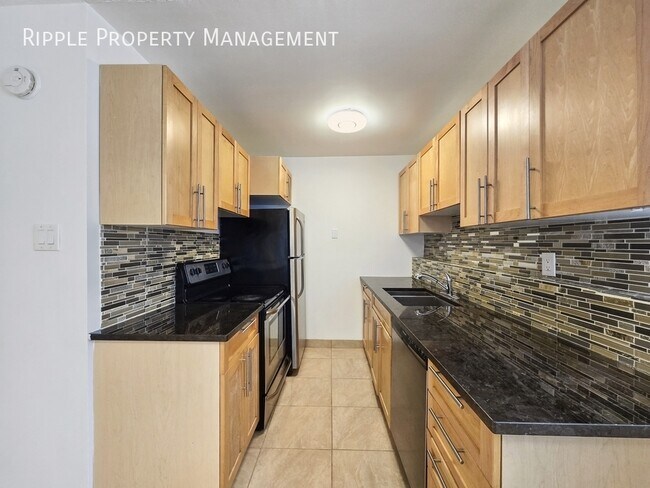 Building Photo - AMAZING 3 BEDS, 1 BATHS TOWNHOUSE | NO PETS ALLOWED