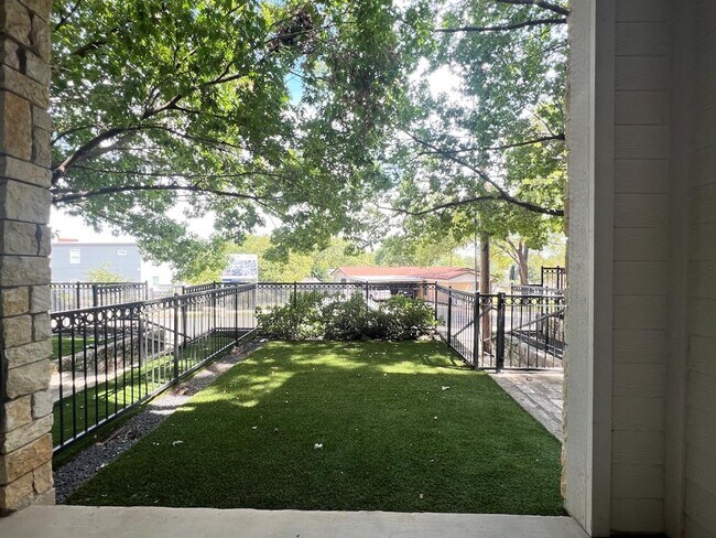 Foto del edificio - 2520 Bluebonnet Ln