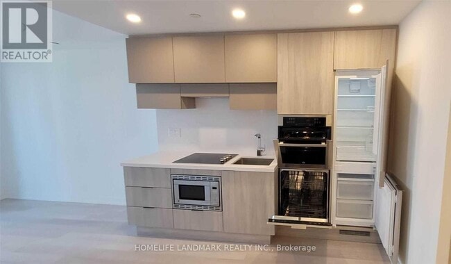 Building Photo - 39 Roehampton Ave