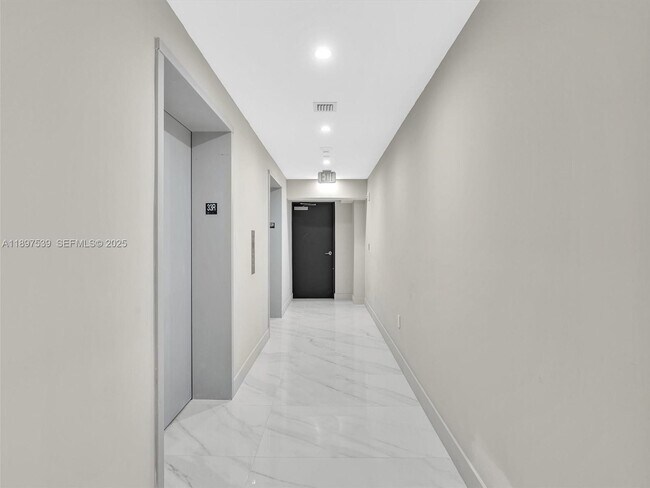 Foto del edificio - 700 NE 24th St