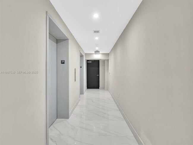 Building Photo - 700 NE 24th St