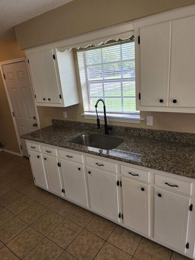 Building Photo - 42421 Deluxe Lake Dr