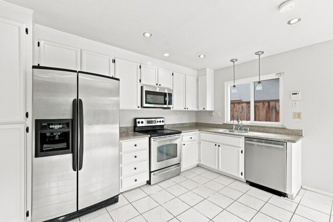 Building Photo - 33588 Bardolph Cir
