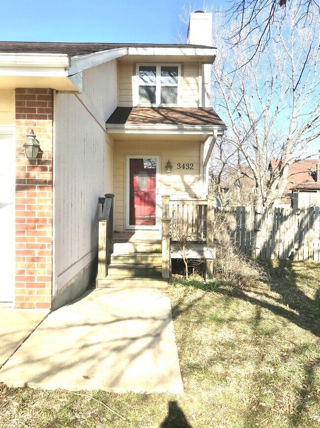 Building Photo - 3432 SE Walnut Dr