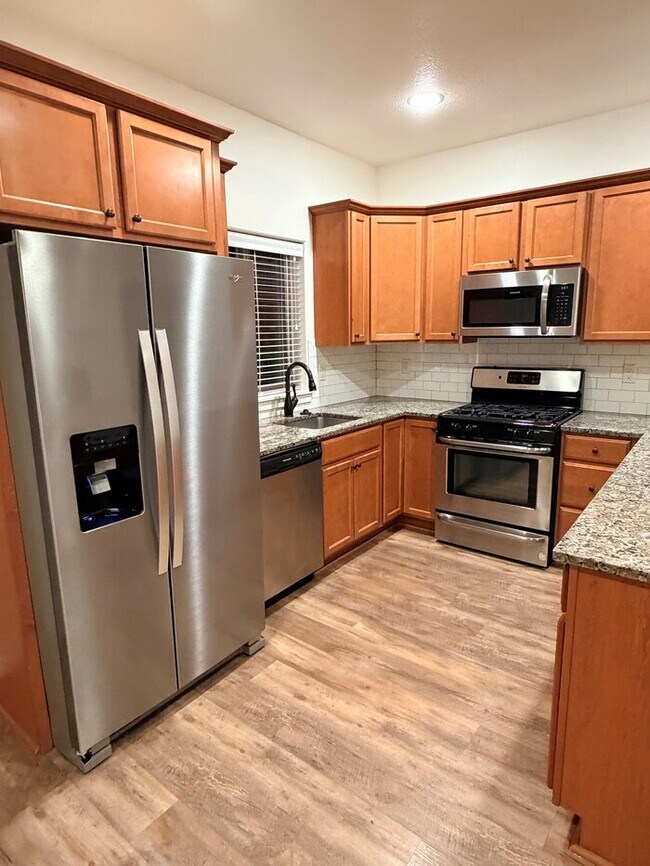 Foto del edificio - Beautiful Home w/Gas Fireplace, Plank Flooring, Fenced Yard, Garage, W/D & MORE!
