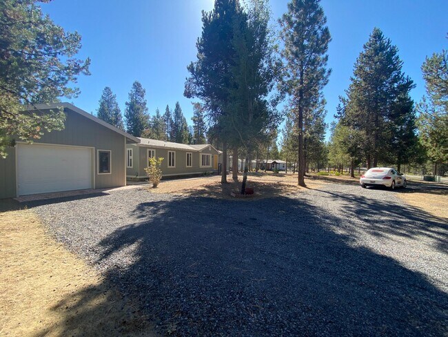 Building Photo - ? Cozy Charm on Almost an Acre in La Pine ?