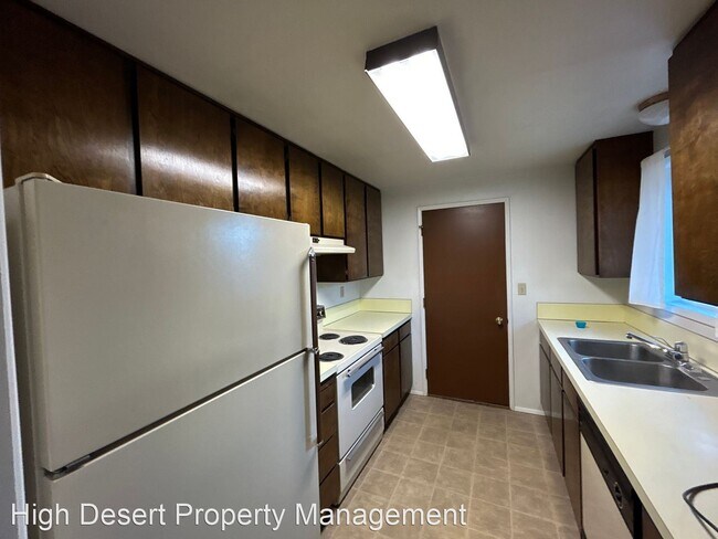 Building Photo - 2 br, 1 bath House - 185 NE Oak St.