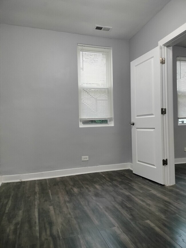 Foto del edificio - 4802 S Winchester Ave