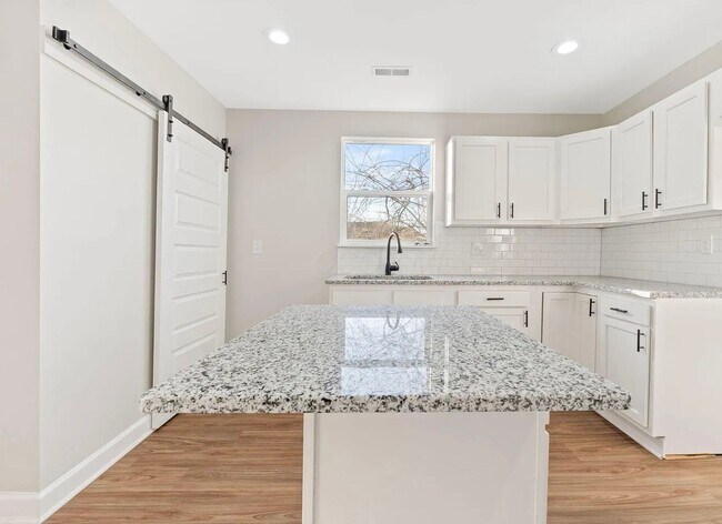 Foto del edificio - Elegant 3 Bedroom Home with First-Floor Laundry and Modern Style