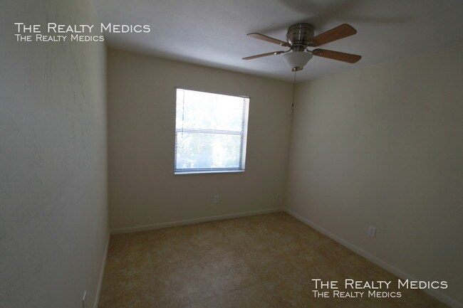 Building Photo - 627 Tanglewood St