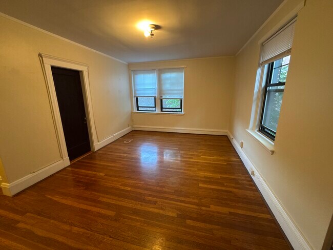 Building Photo - 347 Pleasant St