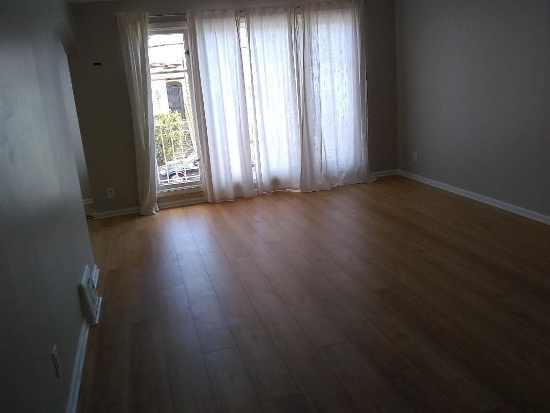 sala de estar con ventanas grandes - 873 36th Ave