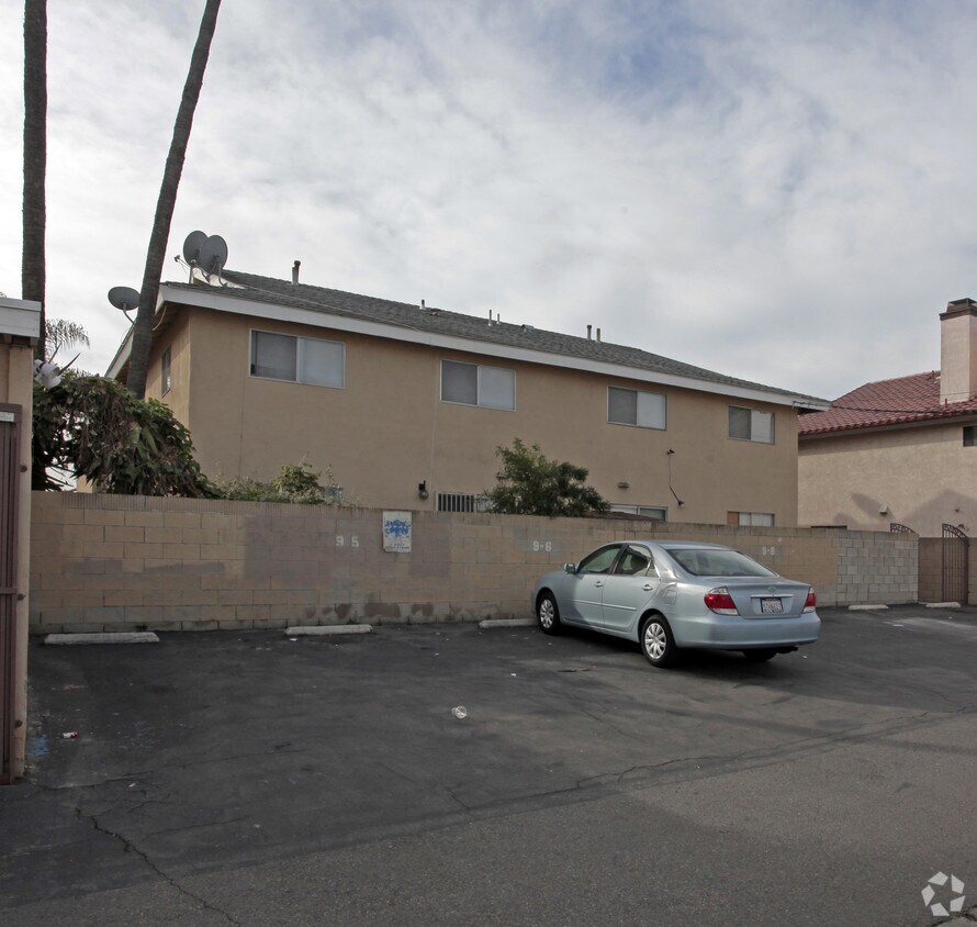 Building Photo - 8207 Larson Ave