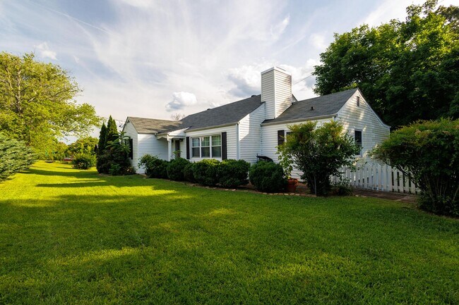 Foto del edificio - 1119 Greens Lake Rd