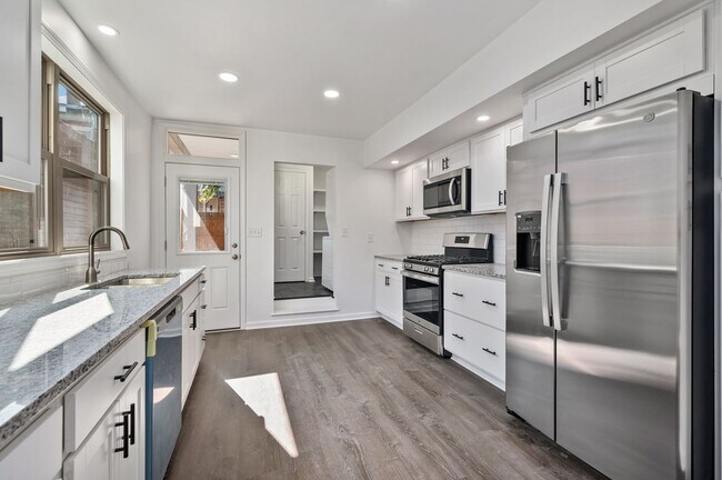 Foto del edificio - Newly Renovated 5 Bed, 2.5 Bath House in Bloomfield -  Available in May!