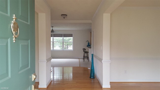 Building Photo - 806 Falls Creek Dr