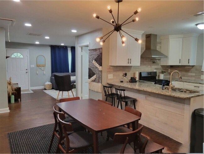 Building Photo - 1372 Lockwood Dr SW