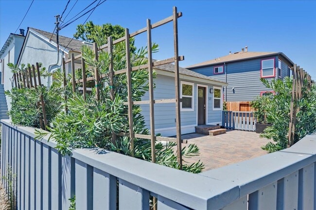 Building Photo - 527 Cedar St
