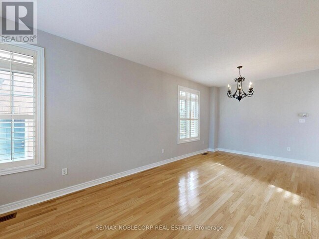 Photo du bâtiment - 28 Laurentide Crescent