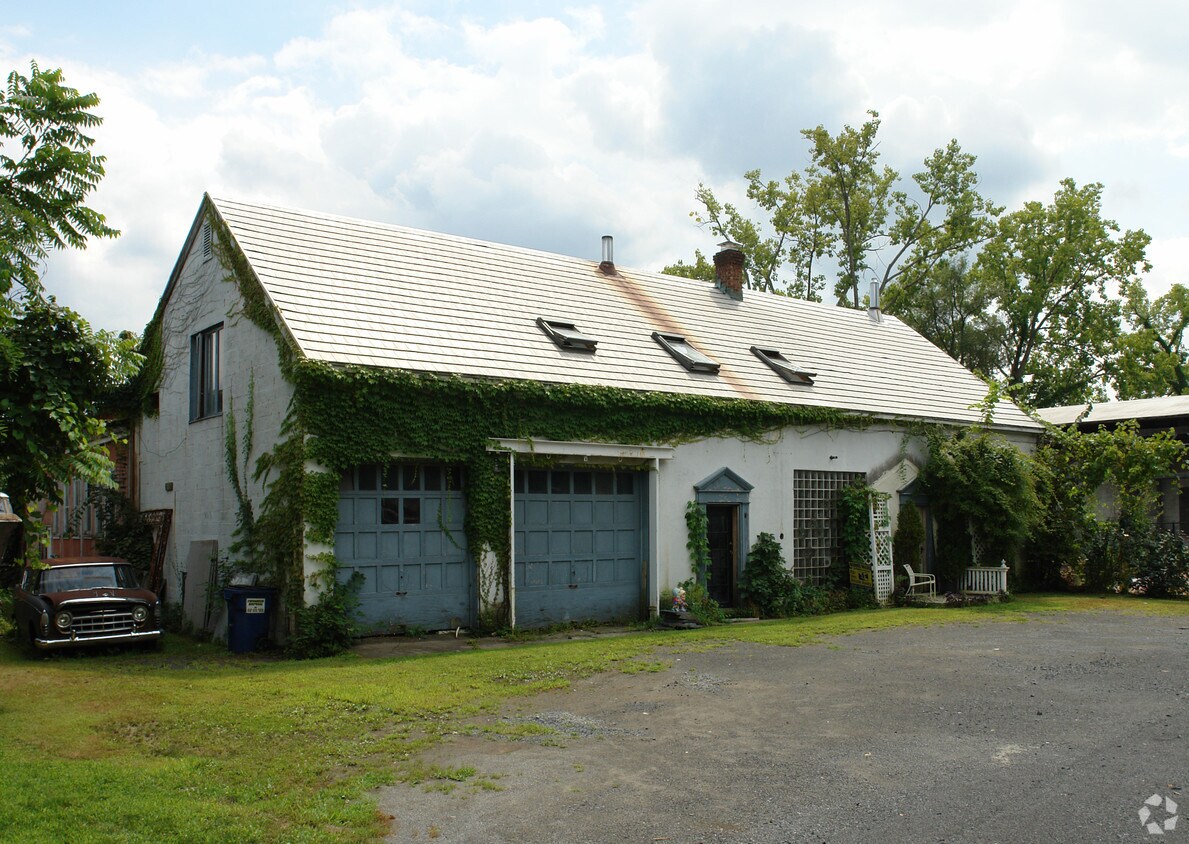 below unit parameter Apartments in Athens, NY